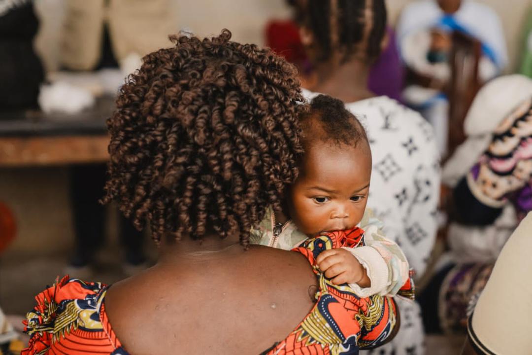 Un enfant porté par sa mère dans l’est de la RDC, dans le contexte de l’épidémie d’Ebola [photo d'illustration]