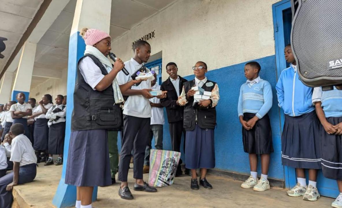 Les membres des comités d'élèves de Butembo distribuent des thermoflash dans des écoles
