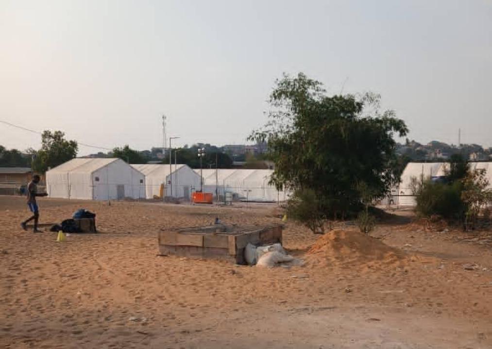 Aperçue d'une partie du terrain de football du Camp Badiadingi avec de tentes plantées exprimant le début de travaux sur place