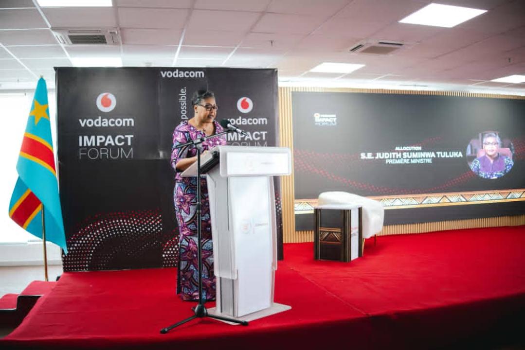 La Première ministre Judith Suminwa Tuluka prononce son discours lors du Vodacom Impact Forum 2026, consacré à l’investissement et à la connectivité numérique en RDC.