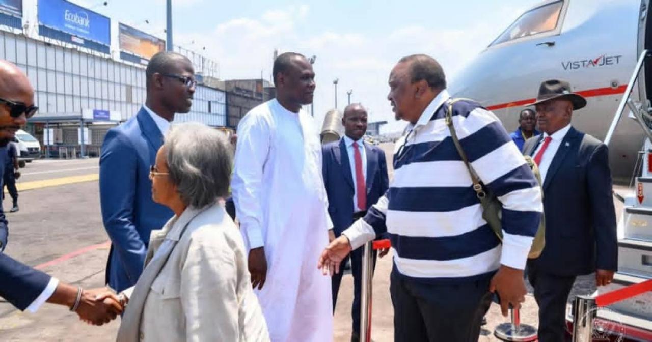 Quelques facilitateurs de l’Union africaine engagés dans les efforts de résolution de la crise sécuritaire dans l’est de la RDC, au pied de l’avion à l’aéroport international de N’Djili, à Kinshasa.
