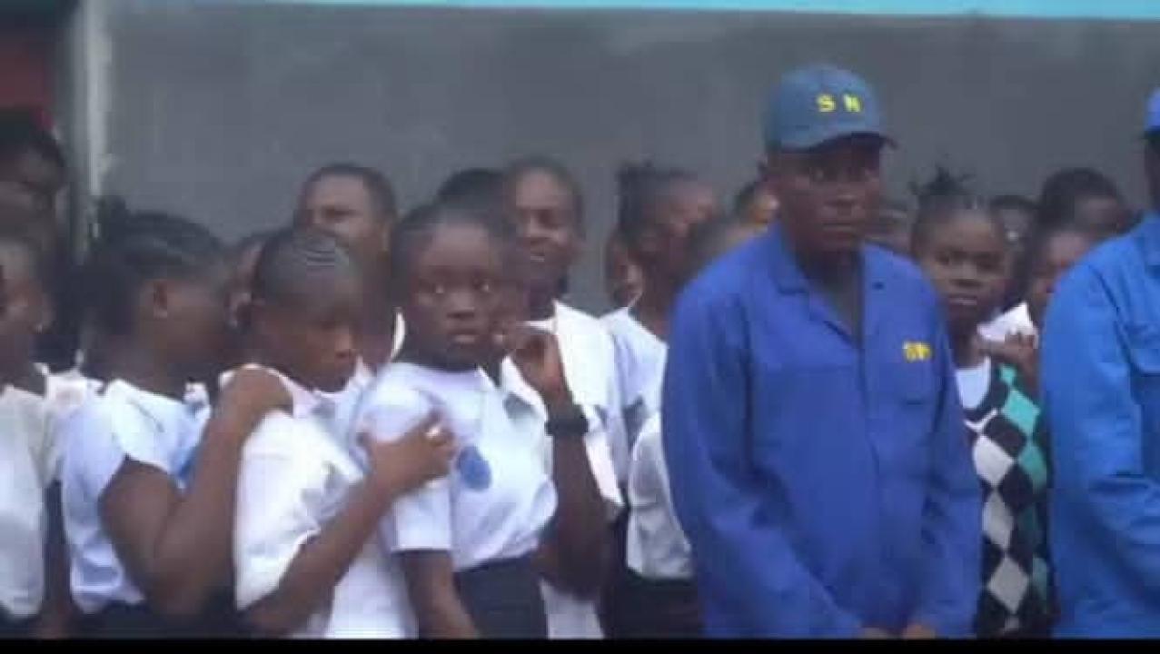 Les élèves de l'institut de N'djili et quelques agents du Service national.