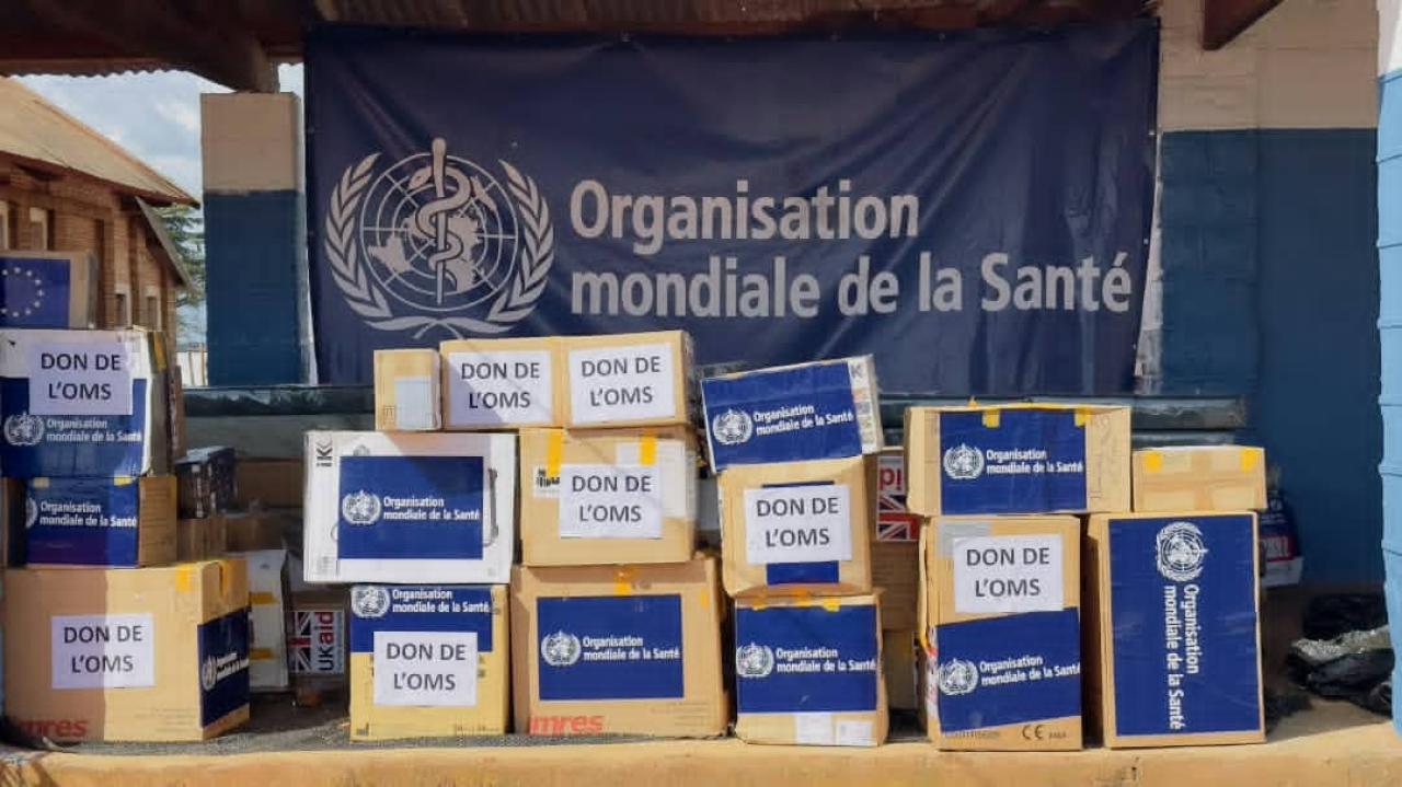 Une tonne de matériel médical livrée par l’OMS pour renforcer la riposte contre Ebola