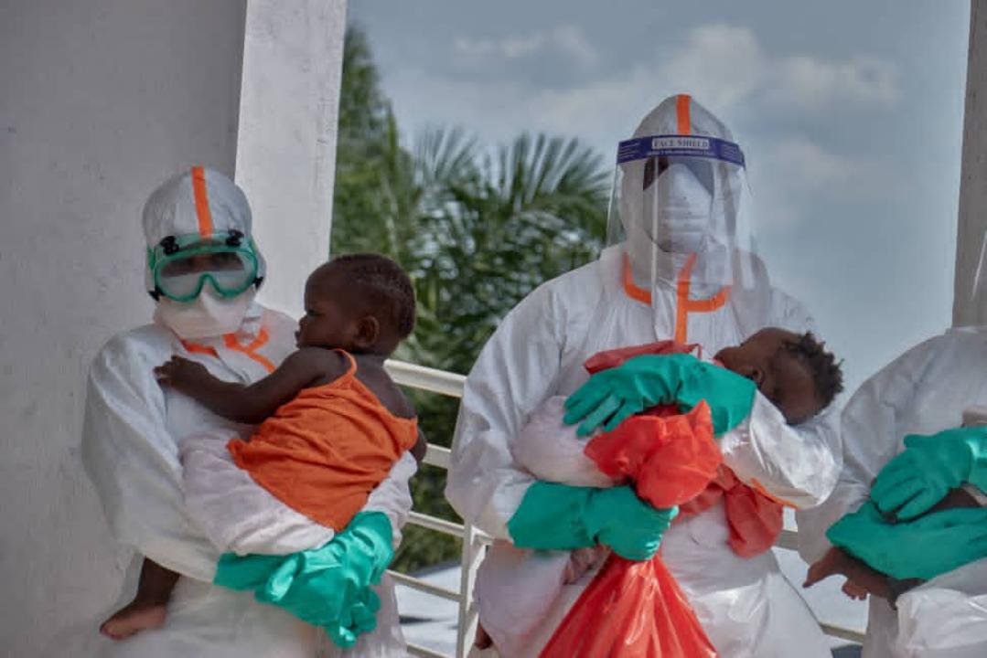 Des enfants séparés de leurs parents à la suite de la maladie à virus Ebola, pris en charge par le personnel soignant dans un centre de traitement d’Ebola (CTE)