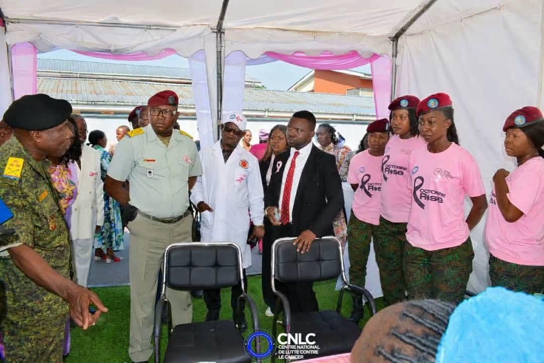 À l’occasion d’Octobre Rose, des militaires de la Garde républicaine arborent des tee-shirts roses lors de la cérémonie de lancement de la campagne gratuite de dépistage des cancers féminins à l’hôpital militaire du camp Tshatshi, à Kinshasa.
