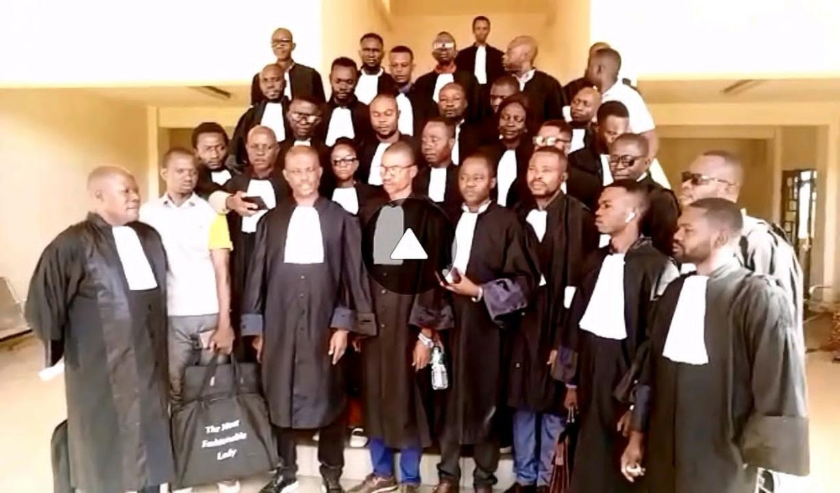 Le Bâtonnier du Kasaï Maître Hubert Ngulandjoko et quelques avocats devant le palais de la justice du Kasaï