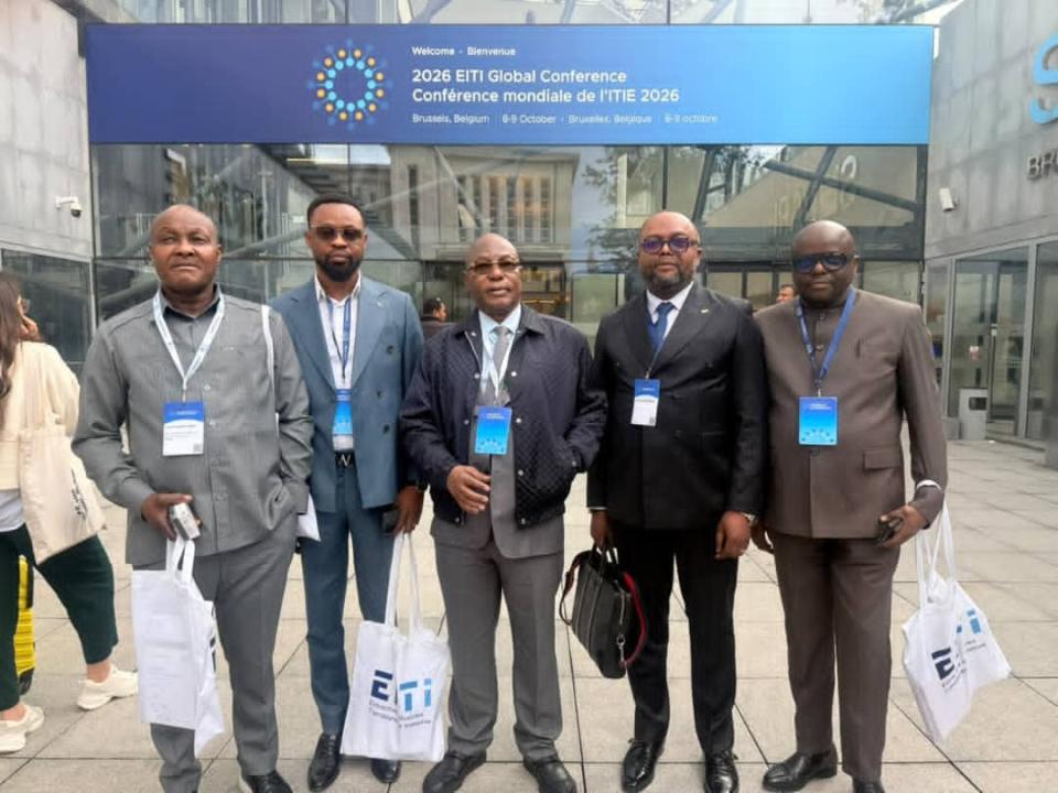 À Bruxelles, Godard Motemona, directeur général du Fonds minier, entouré d’autres membres de la délégation de son établissement, en marge de la 10e Conférence mondiale de l’ITIE consacrée aux enjeux de transparence dans les industries extractives.