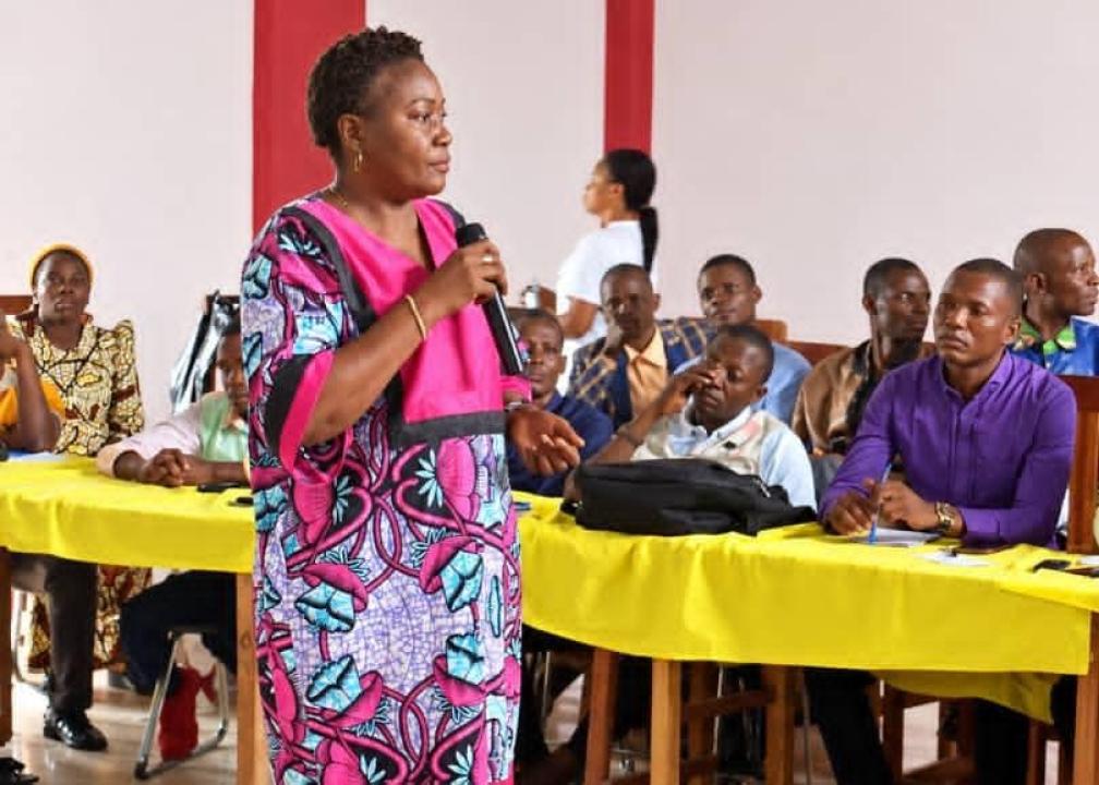 Madame PHOLA TEDIKA Clarisse, secrétaire permanente provinciale du Corps des Assistants Sociaux de la ville de Kinshasa, en échange avec des personnes vulnérables, dans le cadre de l’accompagnement psychosocial.