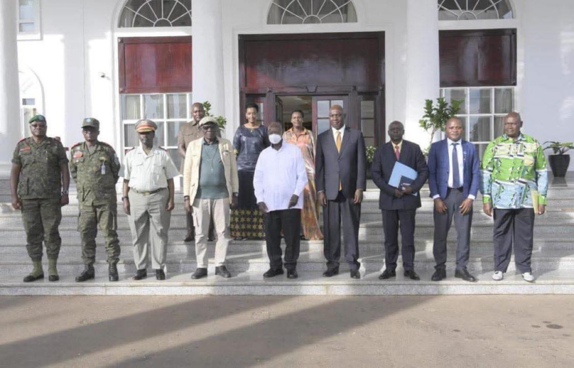 Une rencontre entre des représentants des autorités congolaises et de la CRP, reçus à Entebbe, en Ouganda, par le président Museveni.