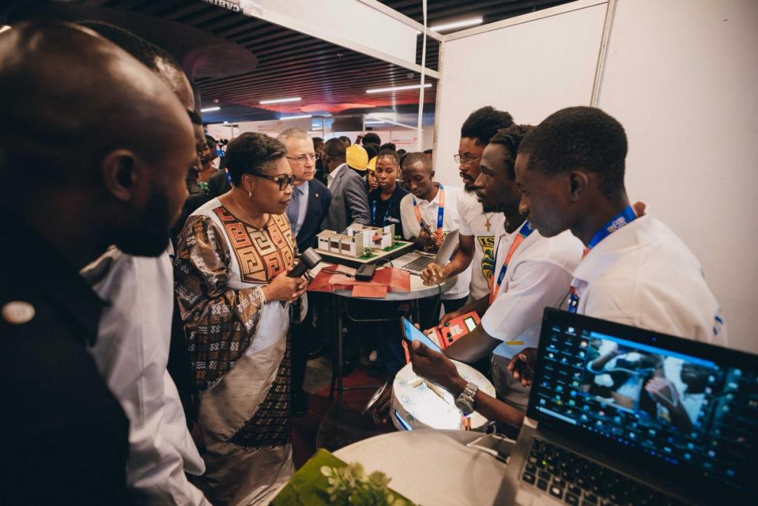 Judith Suminwa lors de la visite guidée des stands d’exposition, à l’occasion de la clôture de la 12e édition d’ExpoBéton RDC 2026, à Kinshasa.