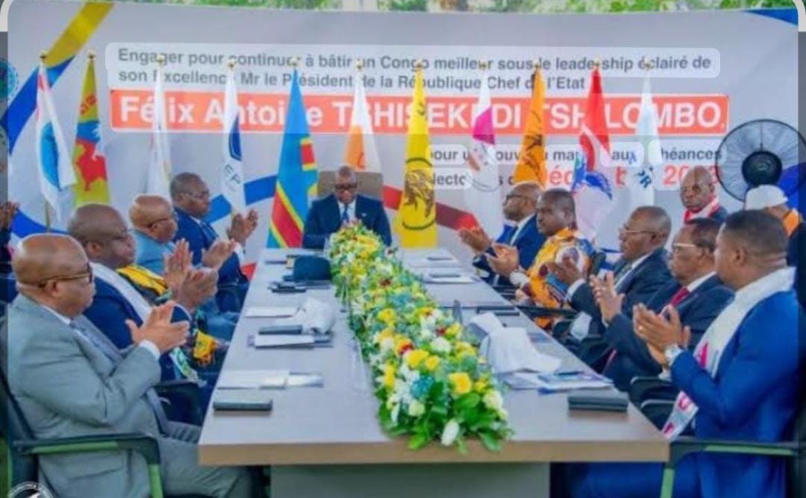 Les membres de la Dynamique Agissons et Bâtissons réunis autour de leur président, Jean-Michel Sama Lukonde, président du Sénat, au cours d’une réunion du regroupement politique.