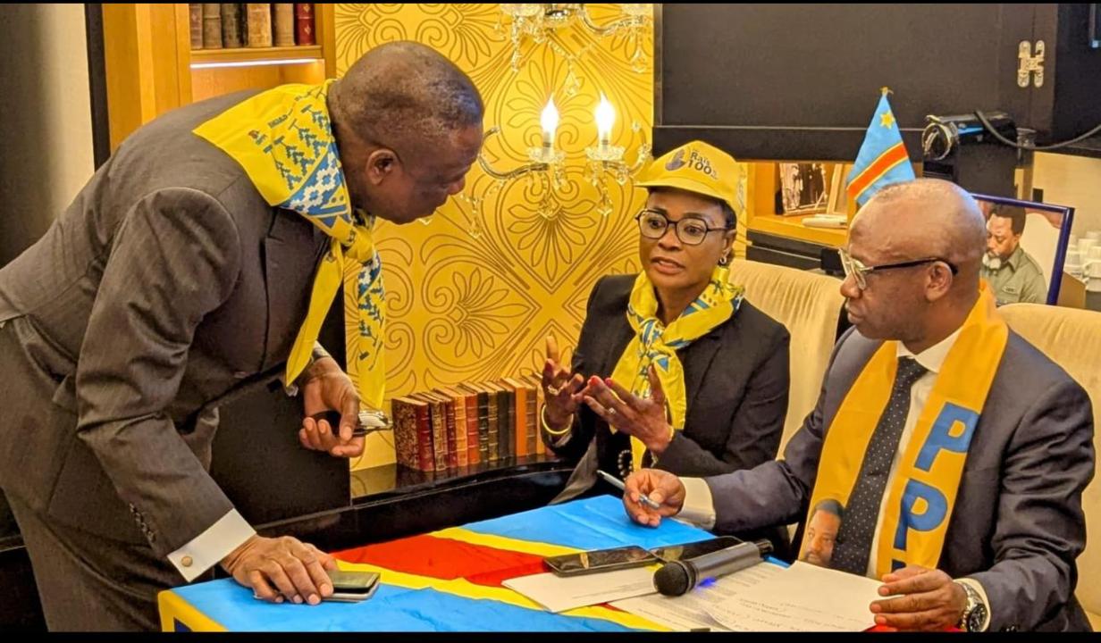 Nharly Amisi KM, coordonnateur du PPRD/Europe et S.E.F. du PPRD/France, entouré de deux membres du parti.