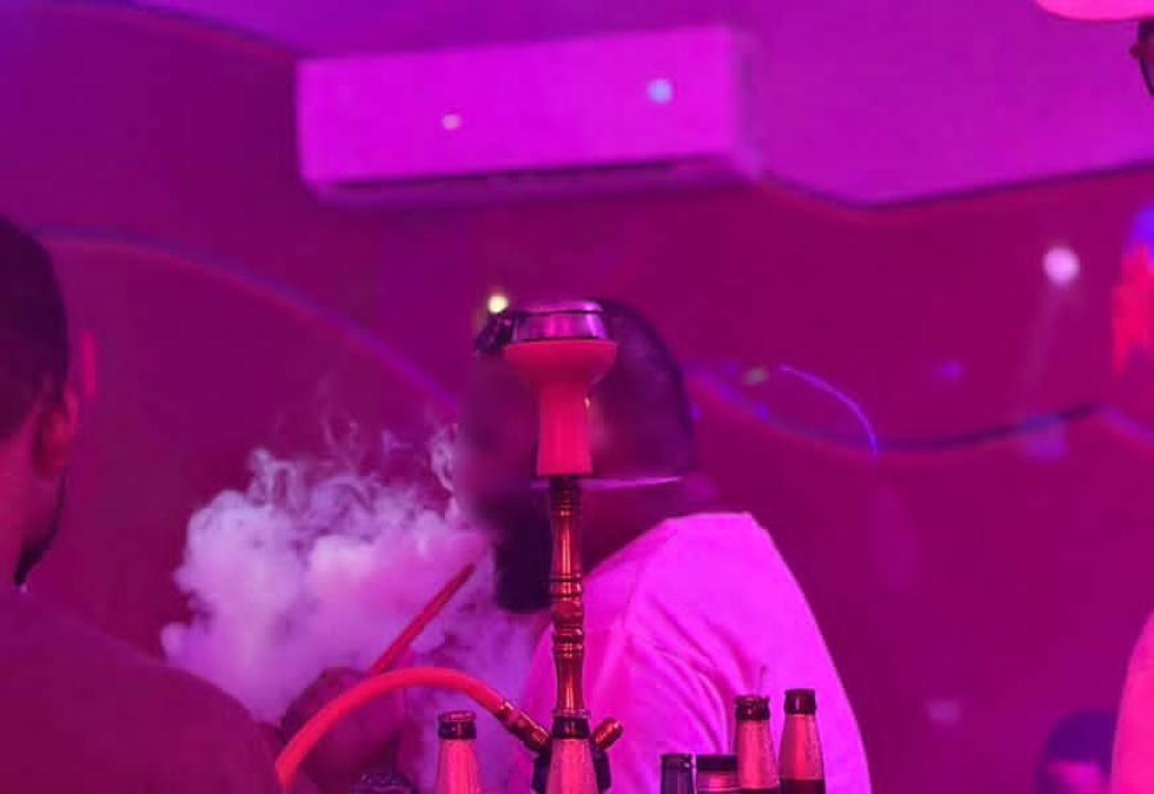 Un consommateur de Chicha en pleine boîte de nuit à Kinshasa