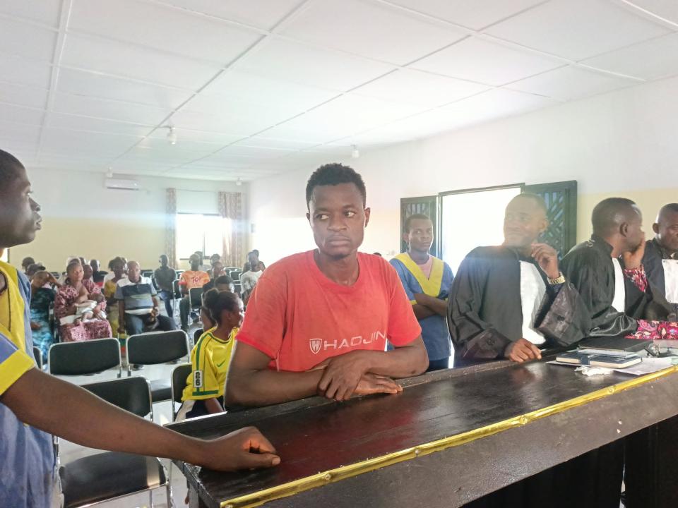 Banza Ndoyi, en T-shirt rouge l’un des trois présumés auteurs d'un meurtre à kikwit arrêté