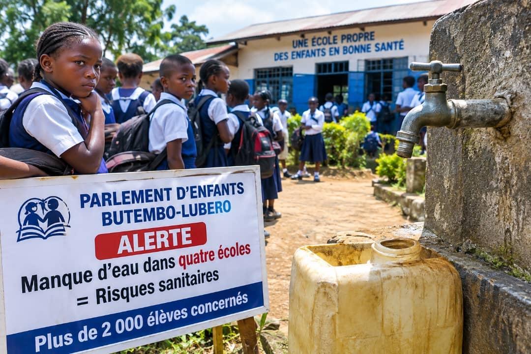 Photo de la présidente du Parlement d'enfants et quelques élèves de Butembo