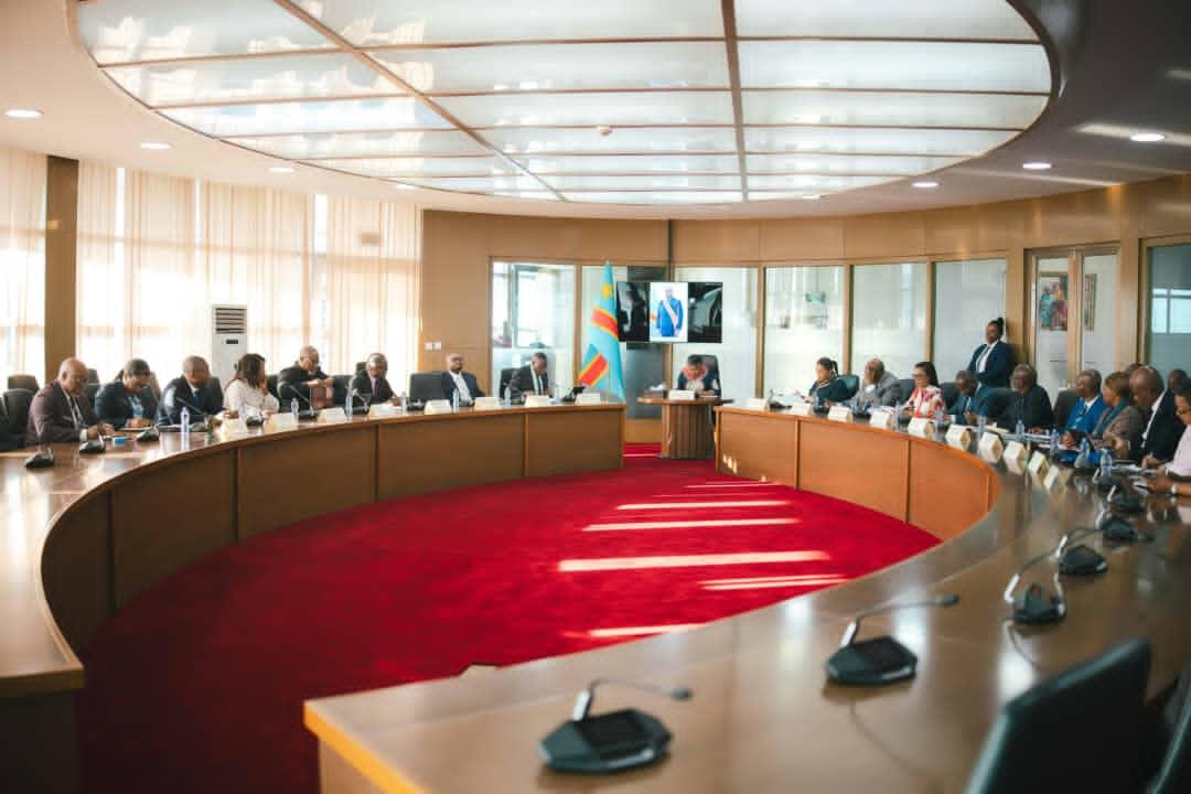 La Première ministre Judith Suminwa Tuluka entourée des membres du gouvernement ayant pris part à la réunion de la Task Force RDC-USA consacrée au suivi du partenariat stratégique entre Kinshasa et Washington.