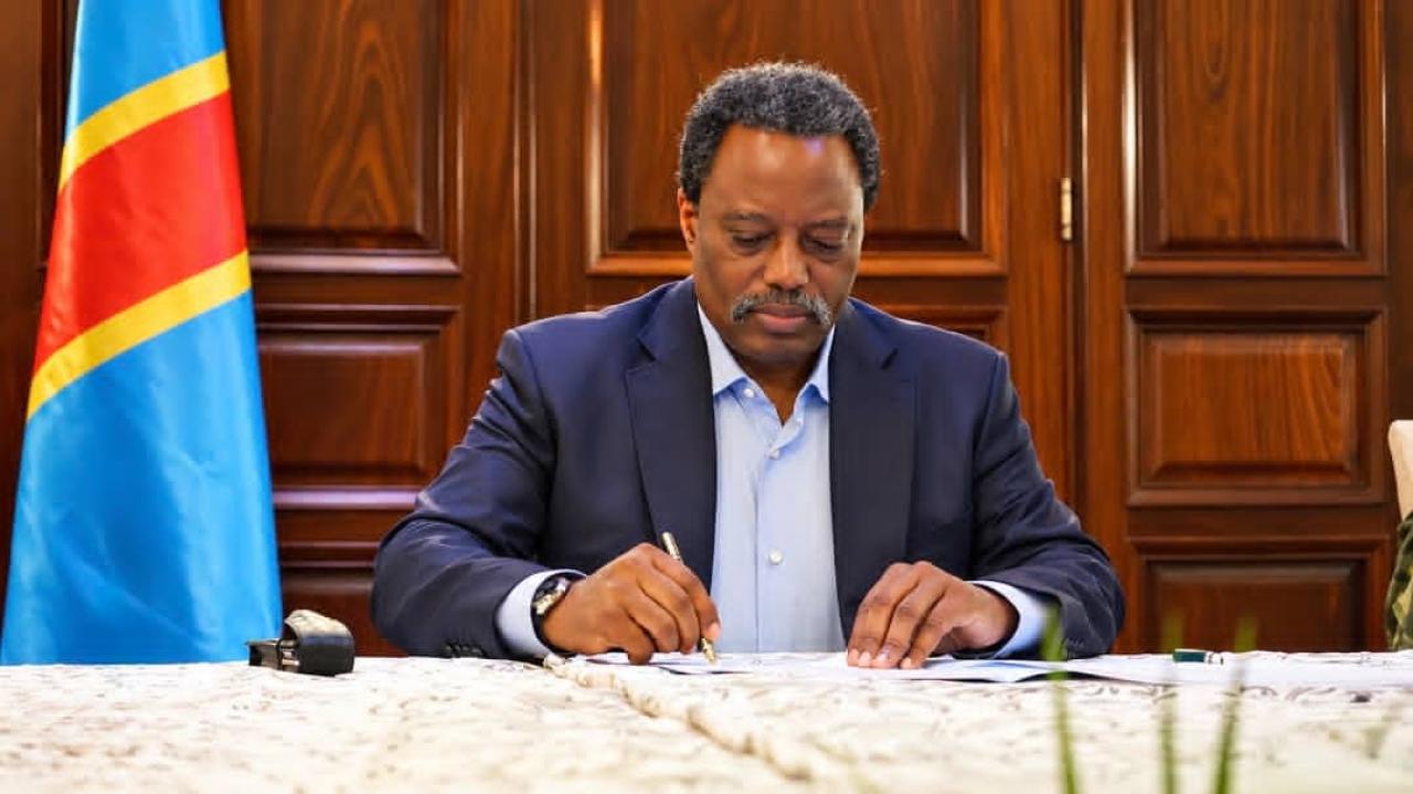 Joseph Kabila signant l’acte portant création du Front pour la Refondation de la Nation (FRN)