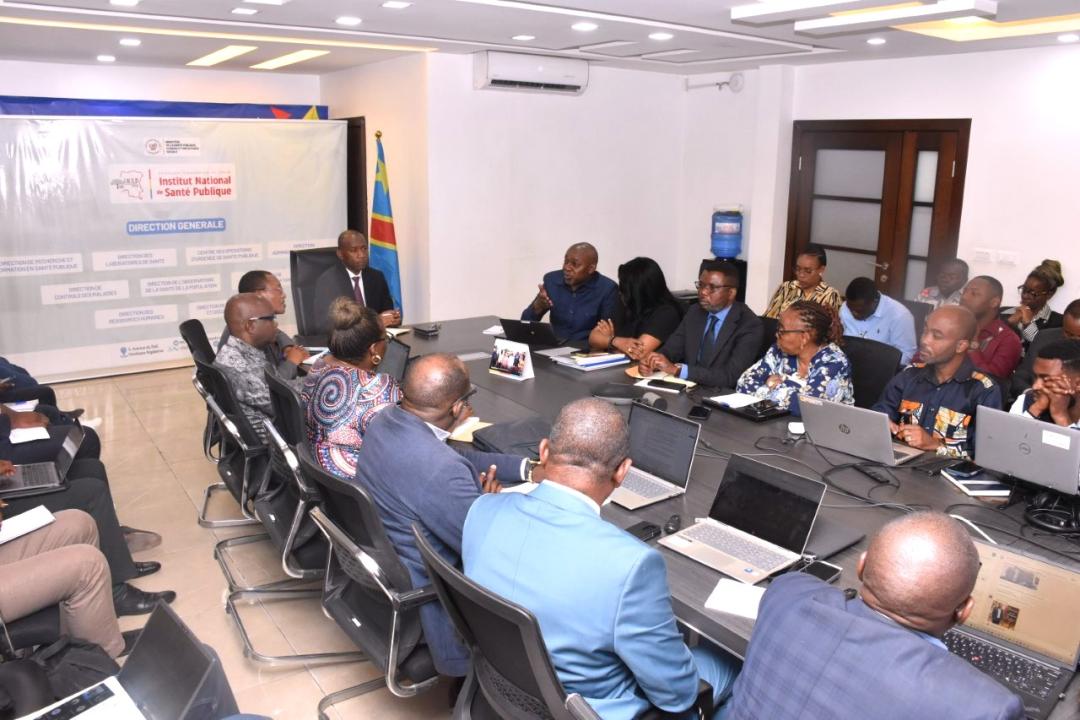 Le directeur général de l’INSP présidant la réunion hebdomadaire de coordination stratégique multisectorielle consacrée au suivi des épidémies en RDC.