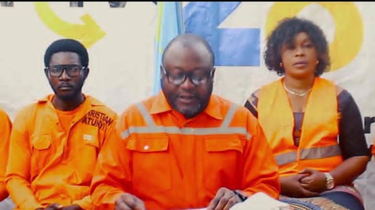 Le député honoraire Ados Ndombasi et quelques membres de son parti politique Alternative 2028