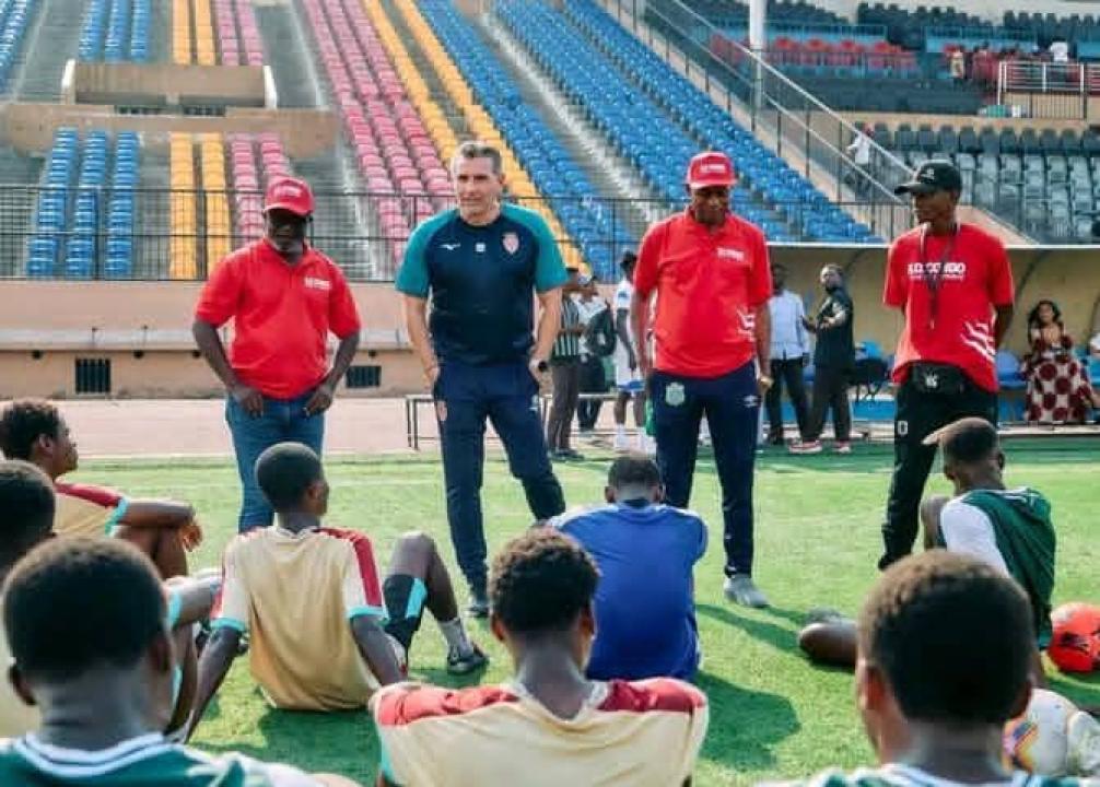 Médard Lusadisu, Otis Ngoma et un encadreur de l'AS Monaco au Stade Tata Raphaël.