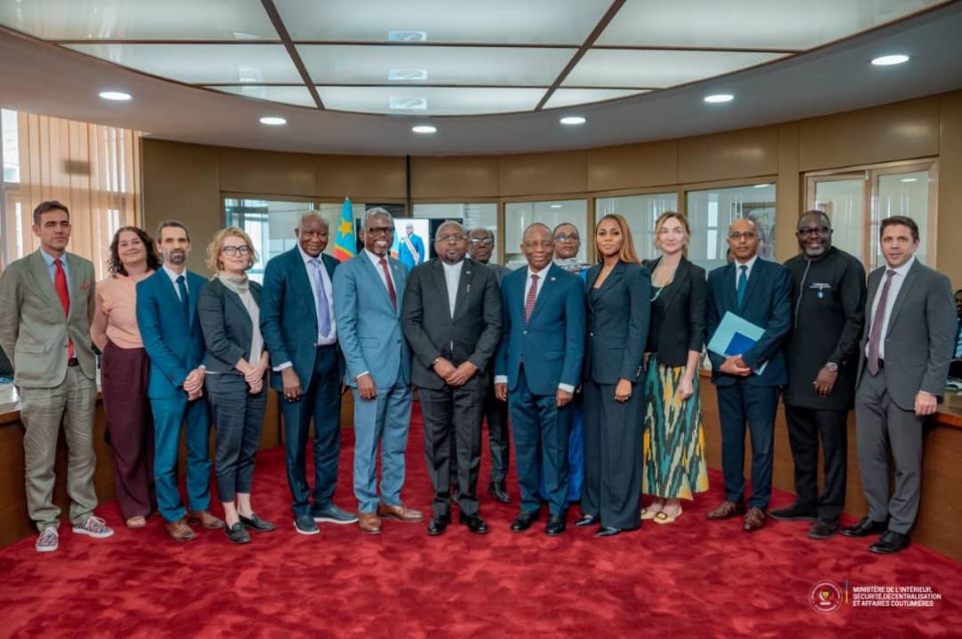 Quelques membres du gouvernement congolais entourés du comité de pilotage du projet VGP