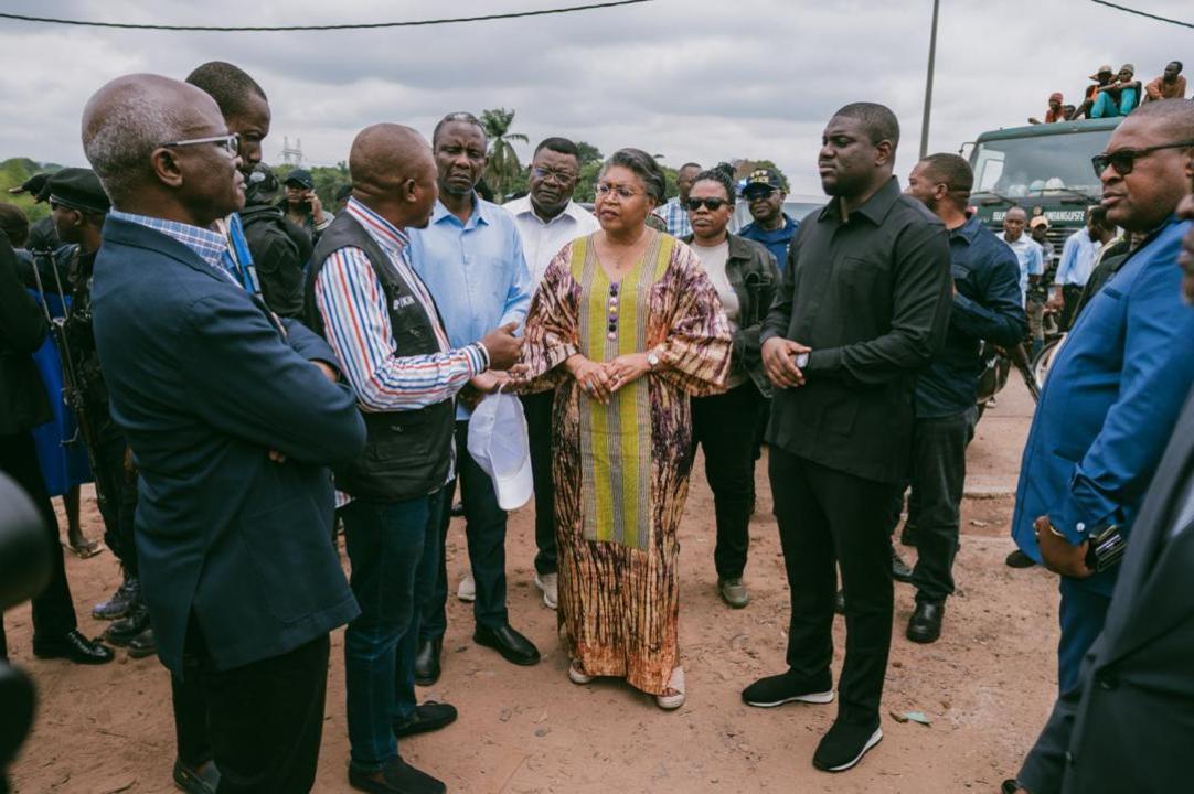 La Première ministre Judith Suminwa Tuluka, aux côtés du ministre des Infrastructures et Travaux publics, John Banza, et du ministre des PME, Justin Kalumba, suit les explications d’un responsable de l’Agence congolaise des grands travaux (ACGT) sur l’évolution des travaux de la Boucle d’Inkisi.