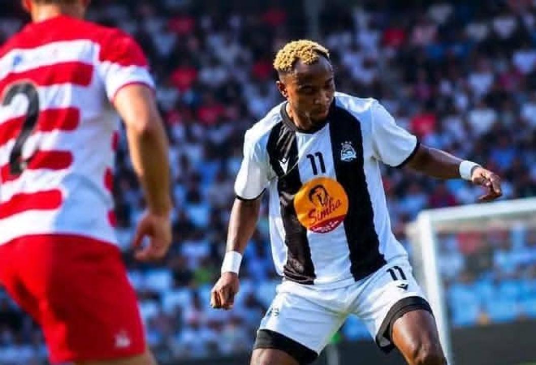 Josué Kazema face à un défenseur du Club Africain de la Tunisie à Kamalondo.