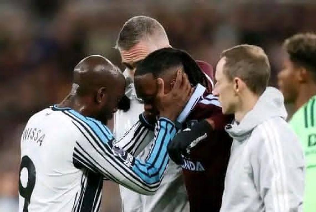 Aaron Wan-Bissaka entrain d'être réconforté par son compatriote Yoane Wissa.