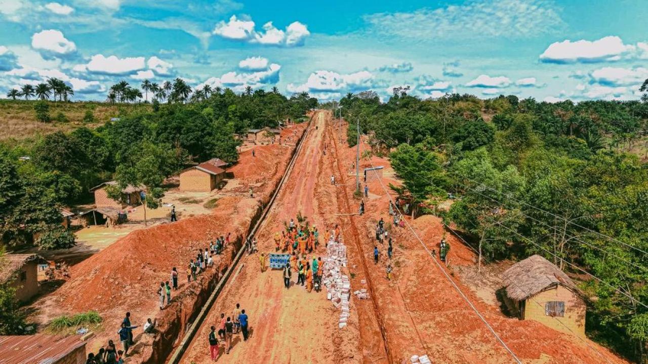 La Première ministre Judith Suminwa Tuluka inspecte les travaux de modernisation de la route menant au lycée Kivuvu Kisiama, à Mbanza Boma, dans le Kongo Central. Long de 2,1 kilomètres, ce tronçon doit être réhabilité dans un délai de trois mois.