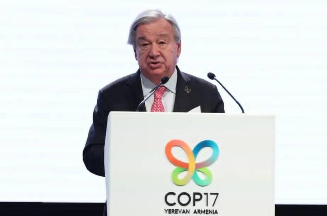 Le secrétaire général des Nations Unies, António Guterres, s’adresse aux participants d’une rencontre organisée en amont de la COP17, en Arménie. Photo AFP