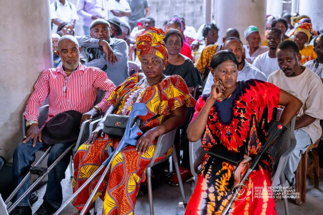 Des personnes vivant avec handicap lors d’une rencontre avec la ministre déléguée Irène Esambo Diata, à Kinshasa.