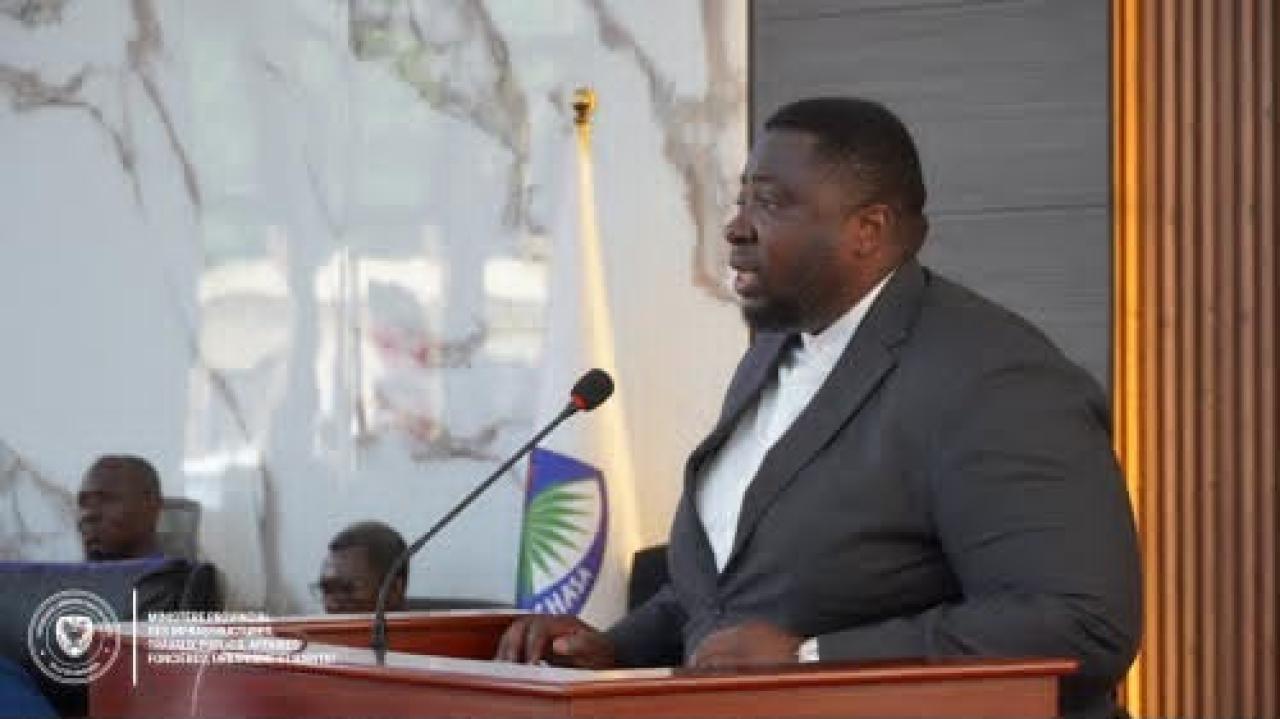 Le ministre provincial des ITP, Alain Tshilungu, devant les députés provinciaux
