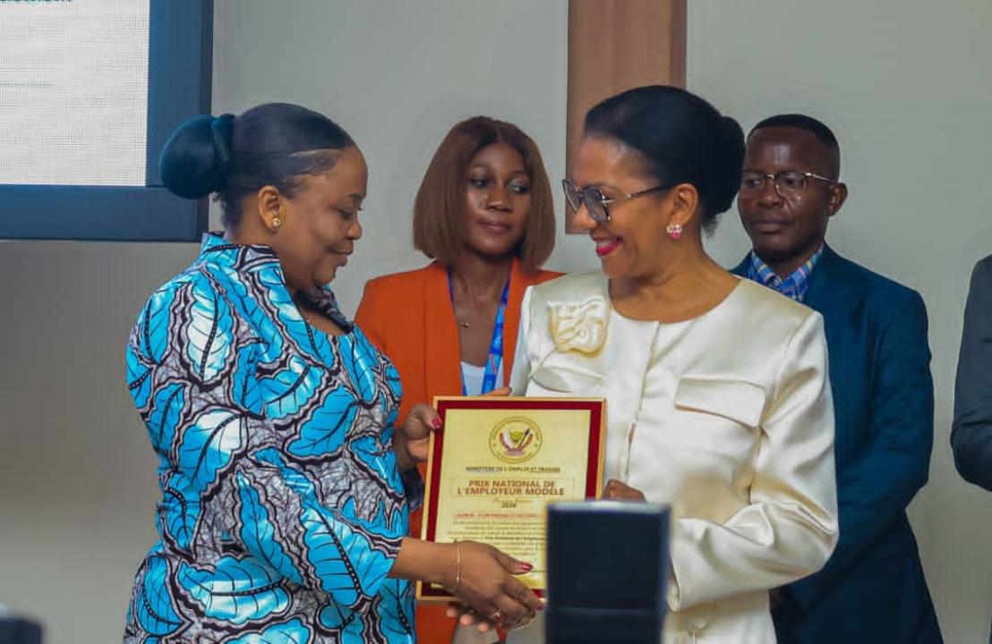 Monique Gieskes, directrice générale de PHC, reçoit le Prix national de l’Employeur Modèle 2026, qui récompense l’engagement de l’entreprise en faveur de l’emploi en République démocratique du Congo.