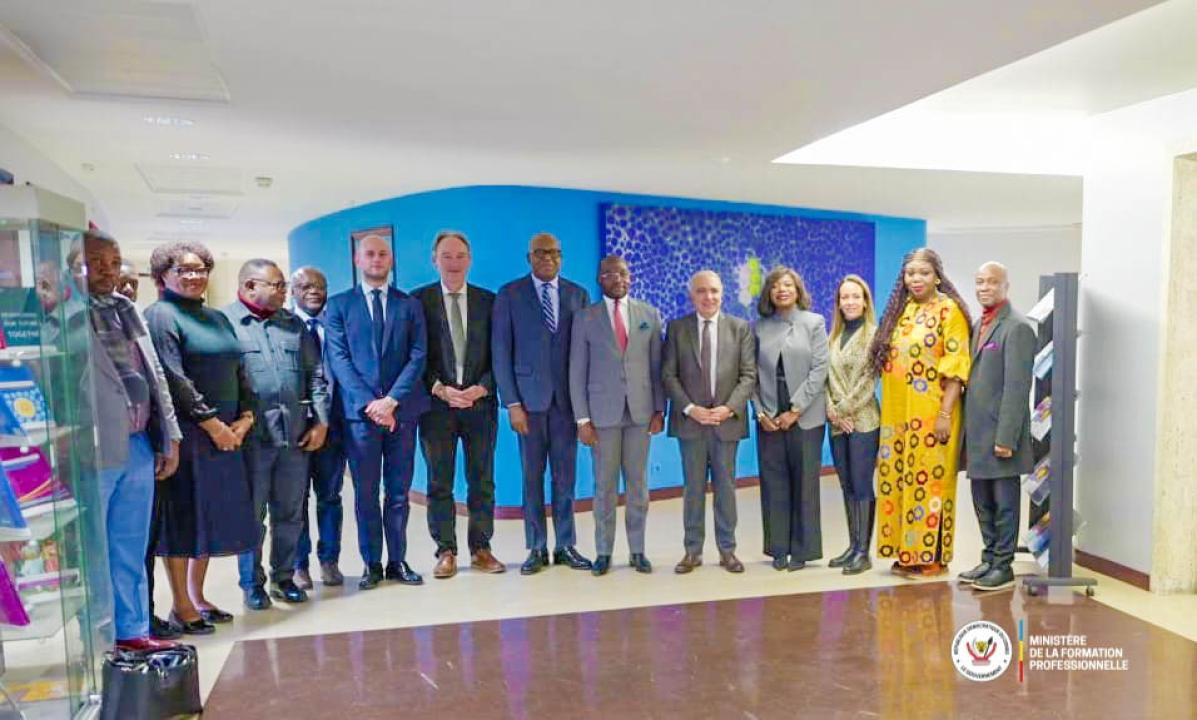 Le ministre d’État Marc Ekila Likombo entouré de membres du personnel de l’ambassade de la RDC en France et de représentants de l’UNESCO, à l’issue des échanges consacrés à la coopération en matière de formation professionnelle.