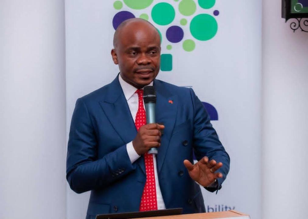 Le professeur Claude Boyoo Itaka en pleine exposé devant la la Chambre de commerce et industrie franco-congolaise