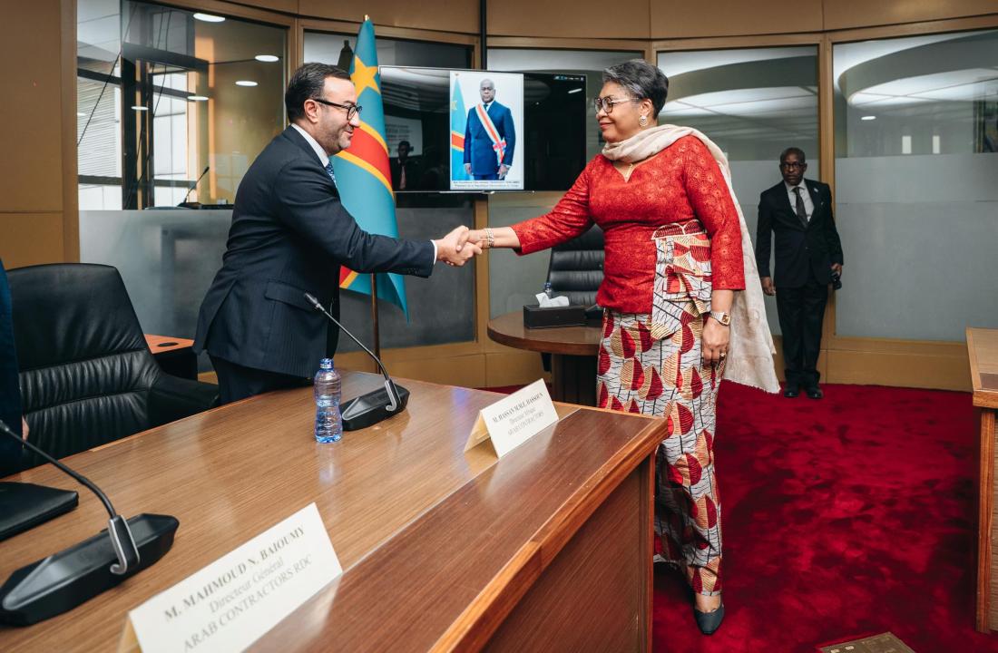 La Première ministre Judith Suminwa et Hassan Mohamed Hassoun, Directeur régional de l’entreprise Arab Contractors Sub-Sahara