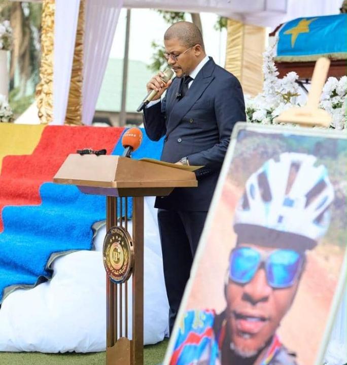 Le ministre des sports et loisirs, Didier Budimbu entrain de rendre hommage à Miguel Masaïsaï.