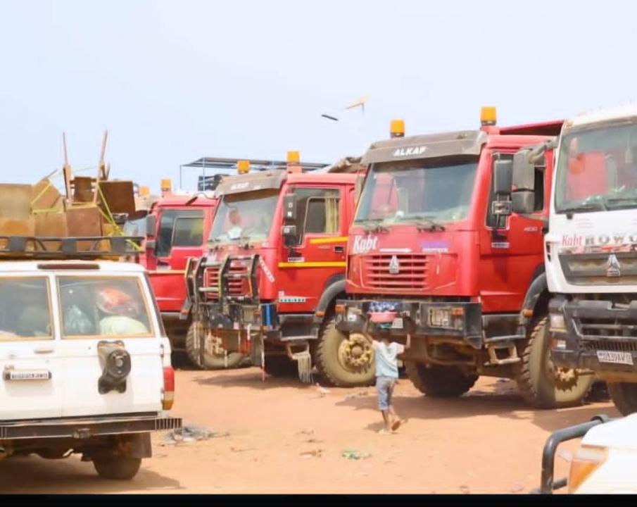 De grands camions sont visibles sur l’axe routier Kalemie-Manono, un corridor stratégique pour le transport des marchandises et les échanges commerciaux