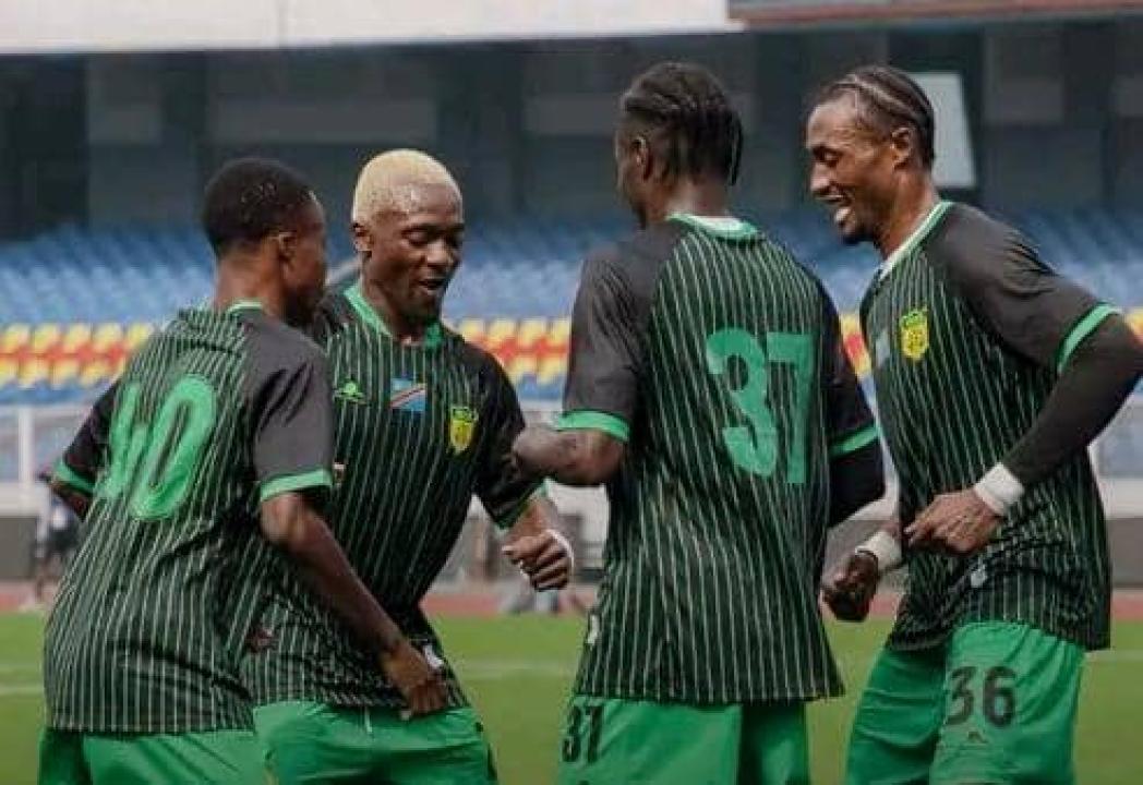 Les joueurs de l'AS Maniema Union en pleine célébration d'un but au Stade des Martyrs.