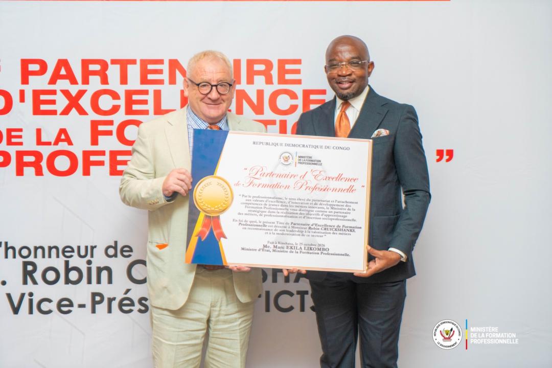 Le ministre d’État Marc Ekila et Robin Cruickshanks lors de la remise du titre de « Partenaire d’Excellence de la Formation professionnelle »
