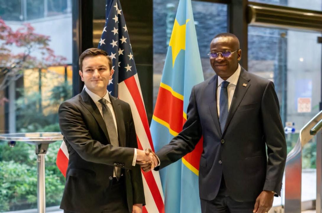 Le vice-Premier ministre de l’Économie, Daniel Mukoko Samba, et Jeremy Wiggins, représentant du Trésor américain
