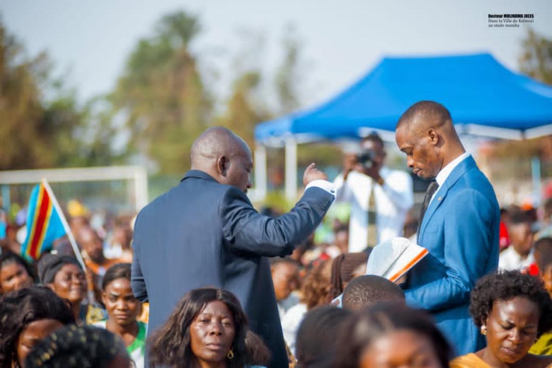 Le prophète Mulindwa Jules en pleine prédication au stade Manika de Kolwezi.