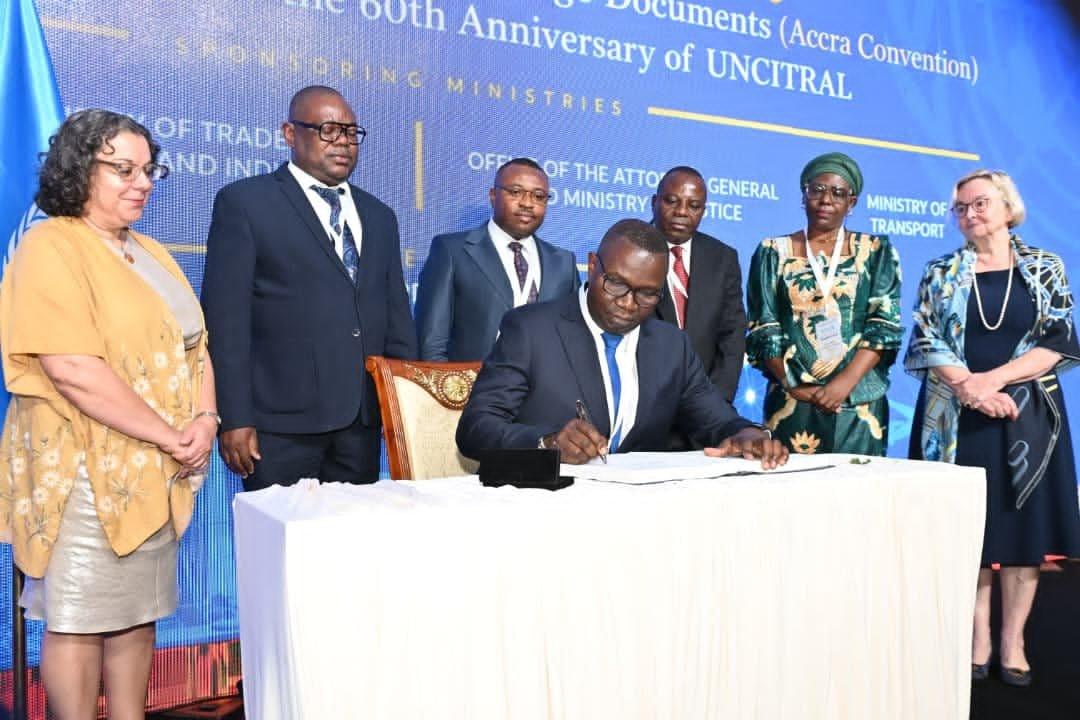 Le ministre du Commerce extérieur, Julien Paluku Kahongya, signe la Convention d’Accra sur les cargaisons négociables en présence de plusieurs personnalités et représentants officiels réunis au Ghana