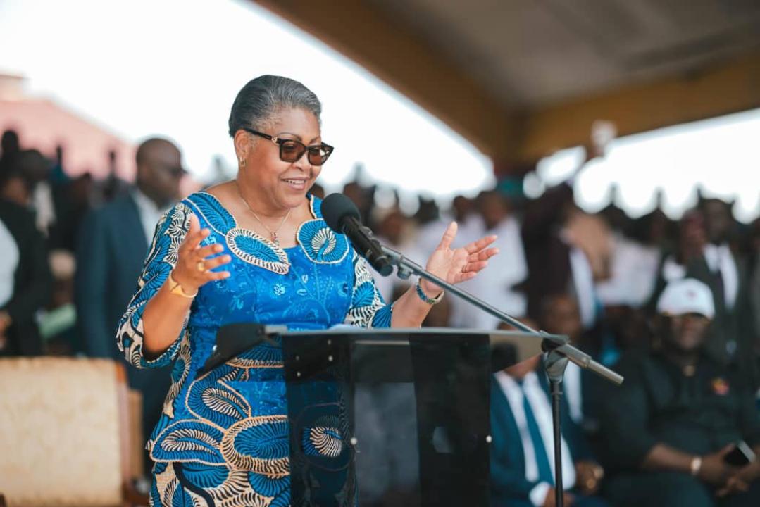 La Première ministre Judith Suminwa Tuluka lors de la cérémonie de lancement des travaux de construction de la centrale photovoltaïque de Mikelenge, à Kindu, dans la province du Maniema.