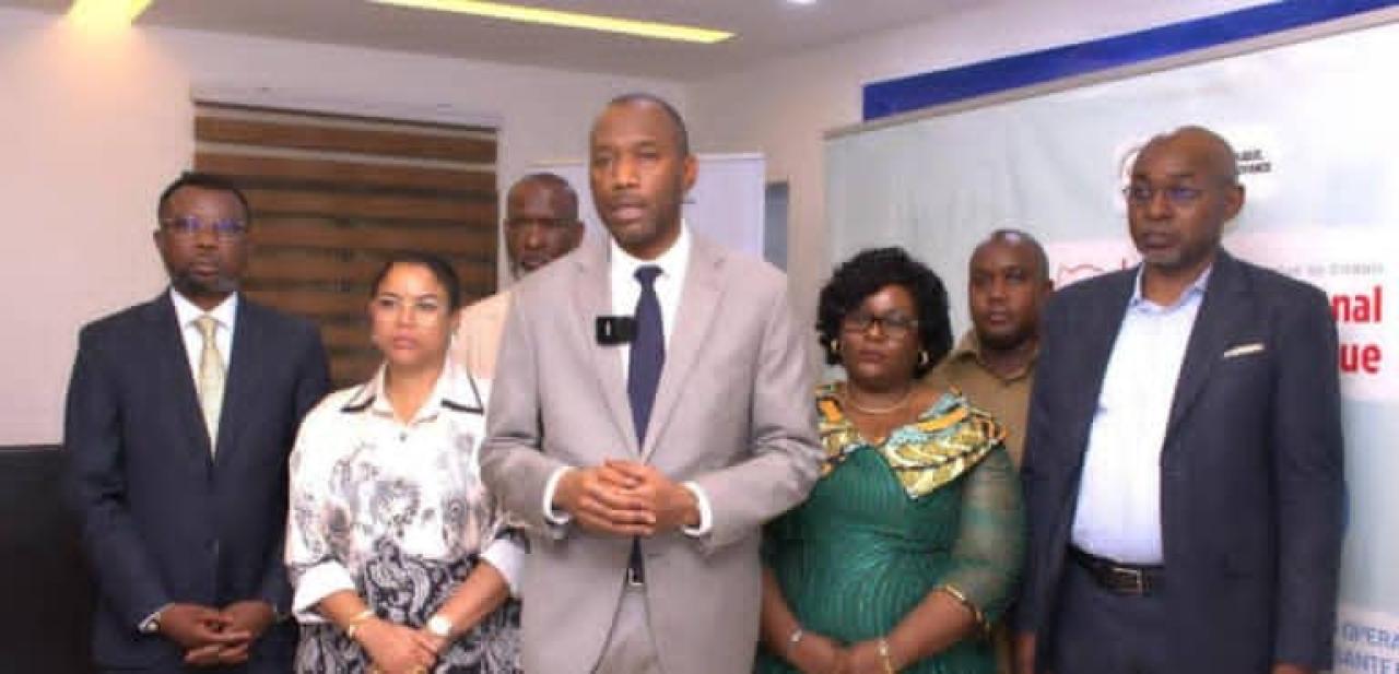 Le directeur général de l’Institut national de santé publique (INSP), le Dr Dieudonné Mwamba Kazadi, entouré de plusieurs participants à la réunion de coordination stratégique multisectorielle consacrée à l’évolution de la situation épidémiologique en RDC.
