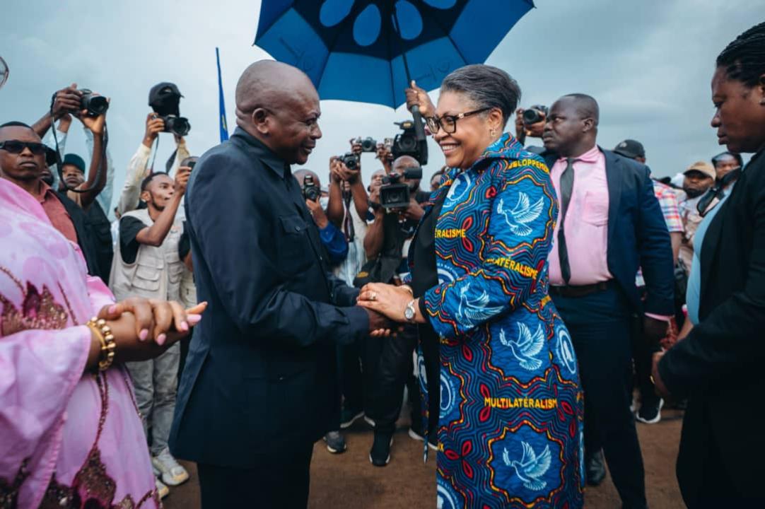 Le gouverneur de la province du Kasaï-Central, Joseph-Moïse Kambulu Nkonko, a accueilli la Première ministre Judith Suminwa Tuluka à Kananga, chef-lieu de la province.