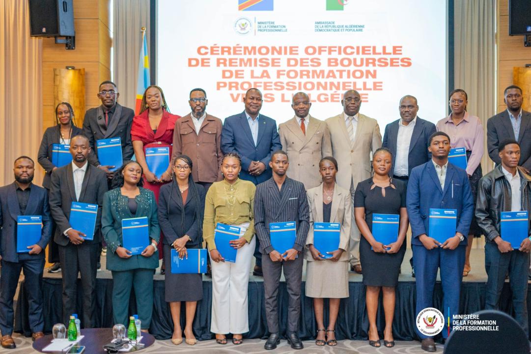 Le ministre d’État, ministre, ministre chargé de la Formation professionnelle, Marc Ekila Likombo, entouré des 15 jeunes boursiers congolais en partance pour l’Algérie.