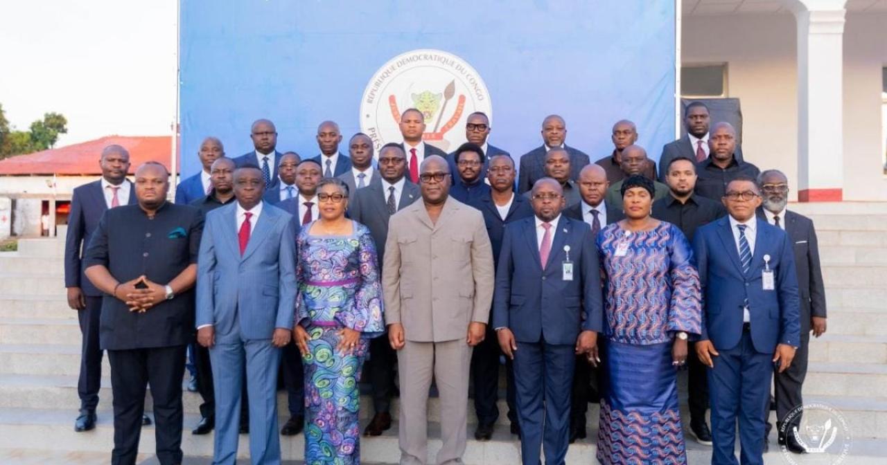 Le président Félix Tshisekedi entouré de la Première ministre, du ministre de l’Intérieur et des gouverneurs de provinces de la RDC