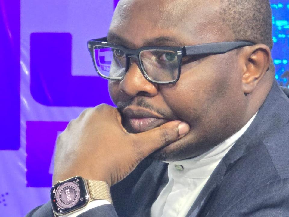 Le journaliste et analyste politique Beledu Doux Jesus sur un plateau de télévision