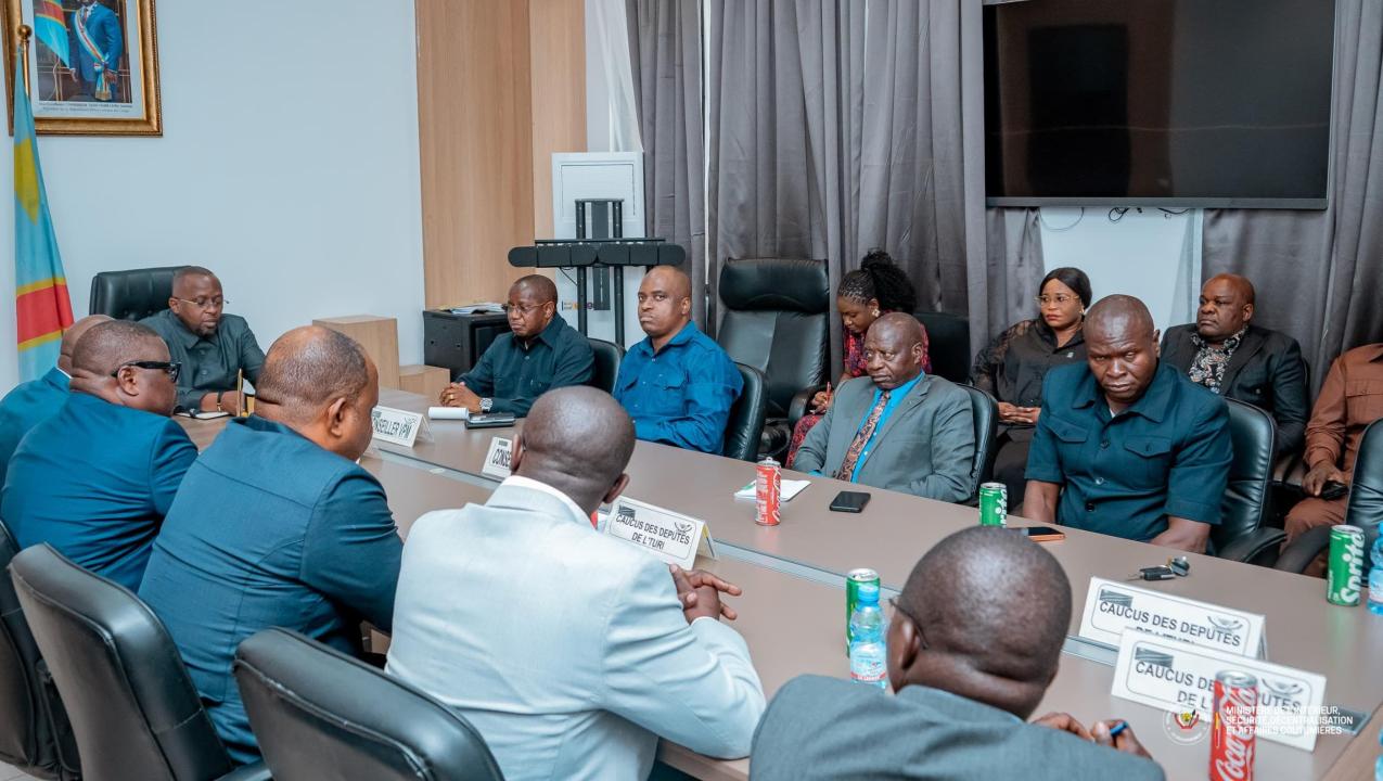 Le VPM en charge de l'Intérieur et Sécurité, Jacquemain Shabani Lukoo, en pleine réunion avec le caucus de députés de l'Ituri